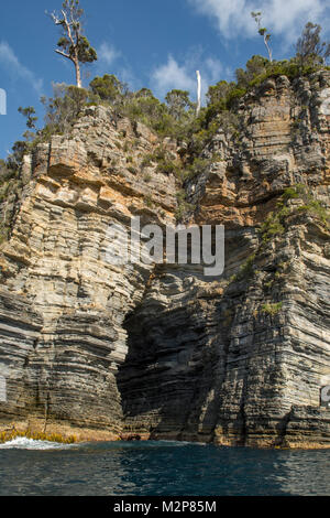 Arch im Waterfall Bay, Tasman NP, Tasmanien, Australien Stockfoto