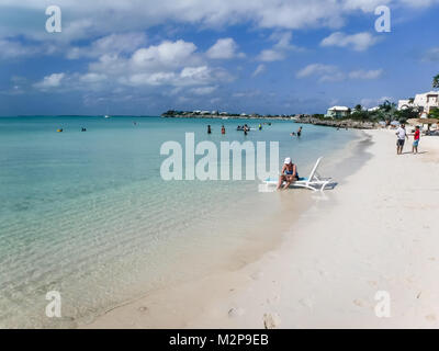 Foto von entspannenden Frau in Sapodilla Bay, Providenciales, Turks- und Caicosinseln Karibik blaue Meer und Unterwasser Felsen gesehen werden kann Stockfoto