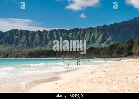 Faltenbalg Strand Morgen, Oahu Hawaii Inseln mit Sonne, Himmel, Berge und Wolken Stockfoto