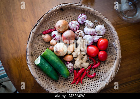 Bunte Korb mit Gemüse von oben auf hölzernen Tisch gesehen Stockfoto