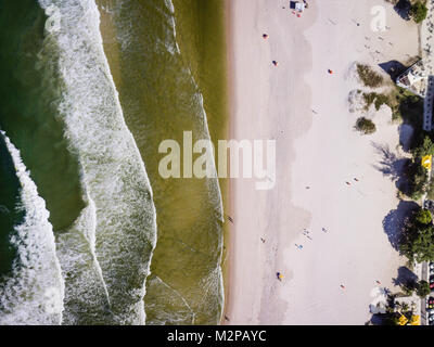 Drone foto Strand von Barra da Tijuca, Rio de Janeiro, Brasilien. Wir können sehen, den Strand und die Promenade und die Wellen krachen Stockfoto