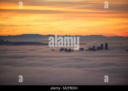 Dec 8, 2017 - eine starke Inversion schafft geringe Nebel bei Sonnenaufgang in Vancouver Stockfoto