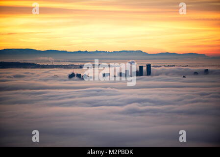 Dec 8, 2017 - eine starke Inversion schafft geringe Nebel bei Sonnenaufgang in Vancouver Stockfoto