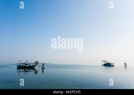 Angelboote/Fischerboote in Po River Lagune, Italien. Italienische Landschaft. Minimal Wasser panorama Stockfoto