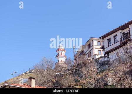 Blick auf historischen Sieg Turm auf dem Hügel an der Oberseite des Goynuk Stadt Bolu, Türkei. 27. Januar 2018 Stockfoto