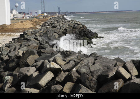 Die Insel der NASA Wallops Flight Facility auf Virginia Eastern Shore ist erleiden erhebliche erosion Probleme in der Nähe des Launch Pads und Montage am Fahrzeug. Die Agentur arbeitet mit der Norfolk Bezirk, US-Armee Korps der Ingenieure eine Ufermauer über 1500 Meter zu verlängern, um die startanlagen am südlichen Ende der Insel zu schützen, und rund 2,6 Millionen Kubikmeter Sand am Strand entlang, um zu helfen, die gesamte Insel von der weiteren Erosion zu schützen. (U.S. Armee Foto/Patrick Bloodgood) 110308-A-OI 229 013 Durch norfolkdistrict Stockfoto