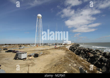 Die Insel der NASA Wallops Flight Facility auf Virginia Eastern Shore ist erleiden erhebliche erosion Probleme in der Nähe des Launch Pads und Montage am Fahrzeug. Die Agentur arbeitet mit der Norfolk Bezirk, US-Armee Korps der Ingenieure eine Ufermauer über 1500 Meter zu verlängern, um die startanlagen am südlichen Ende der Insel zu schützen, und rund 2,6 Millionen Kubikmeter Sand am Strand entlang, um zu helfen, die gesamte Insel von der weiteren Erosion zu schützen. (U.S. Armee Foto/Patrick Bloodgood) 110308-A-OI 229 015 Durch norfolkdistrict Stockfoto