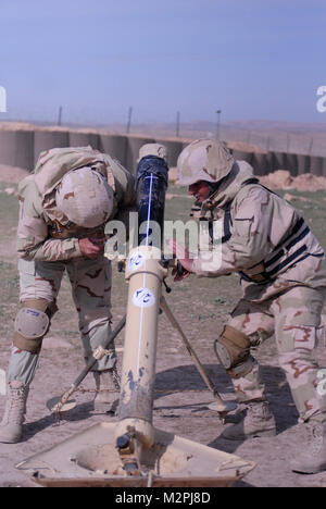 Emplacing der Mörtel System. Kontingenz BETRIEBSSTÄTTE MAREZ, Irak - Zwei irakische Soldaten des 3.BATAILLON zugeordnet, 11 Brigade, 3 irakische Armee Division, Rennen ein 120 mm Mörser System am Ghuzlani Warrior Training Center, 12. März 2011 auszurichten. Us-Soldaten in den 1 Geschwader zugewiesen sind, 9.Kavallerie Regiments, 4. Beraten und Unterstützen Brigade, 1.Kavallerie Division, lehrte IA Soldaten, die die grundlegenden Funktionen von drei Arten von Mörtel und wie die einzelnen Systeme ordnungsgemäß zu betreiben. Irakische Soldaten führte eine zeitgesteuerte Übung, um zu sehen, welche Mannschaft den Mörtel in Betrieb genommen könnte die schnellste. (U.S. Armee Foto von Stockfoto