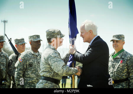 Am 12. März 2011 United States Senator John Cornyn übergibt die Fahne zu Major General John F. Nichols macht ihn das neue Adjutant General von Texas Streitkräfte. (U.S. Air Force Foto/Staff Sgt. Eric L. Wilson) (Freigegeben) 110312-F-2973 W-001.jpg durch Texas militärische Abteilung Stockfoto