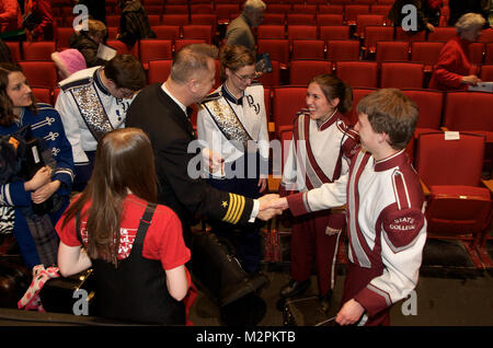 110330-N-634 C-003 UNIVERSITY PARK, PA (30. März 2011) Kommandierender Offizier/Leader, Kapitän Brian Walden, Mitte, erfüllt einige der High School Band Studenten, die die John Philip Sousa März 'Washington Post' mit der Concert Band während ihrer abendlichen Tour Leistung erfolgt bei der Eisenhower Auditorium in State College, PA. Die Band ist auf ihrer zwanzigsten Tag einer 22-tägigen nationalen Tour des Nordostens. (US Navy Foto von ME 1 Shana E. Catandella/Freigegeben) 110330-N-634 C-003 von United States Navy Band Stockfoto