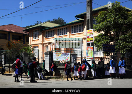 Keena Straße Nuwara Eliya Hill Country zentrale Provinz Sri Lanka Schule Kinder durch die Schule Kreuzung außerhalb der Schwestern von der Nächstenliebe von Jesus und Maria Carita Stockfoto