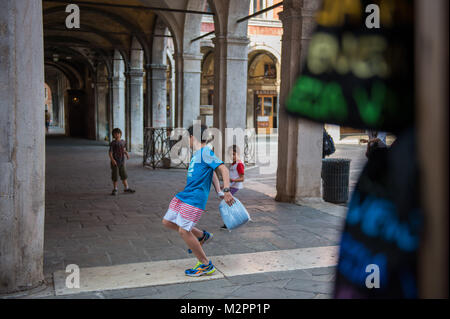 Venedig, Italien. Kinder kinderfahrrad Fußball Stockfoto