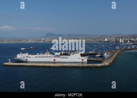 110521-F-CF 975-028 Manta, Ecuador (21. Mai 2011) Die militärische Sealift Command Hospital Ship USNS Comfort (T-AH 20) ist pierside während eines geplanten Hafen besuch in Manta, Ecuador. Komfort ist für anhaltendes Versprechen 2011, ein 5-Monats-humanitären Mission zur Unterstützung der Karibik, Zentral- und Südamerika. (U.S. Air Force Foto von älteren Flieger Kasey Schließen/Freigegeben) 061 durch MilitaryHealth Stockfoto