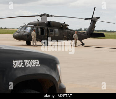 Eine der Oklahoma Army National Guard UH-60 Blackhawk Hubschrauber tankt während Vermessung der Schaden von der 24. Mai, Tornado 2011. Mai 24, Tornado Schäden 2011 013 durch Oklahoma National Guard Stockfoto