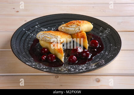 Dünne Pfannkuchen mit Quark und Kirsche Konfitüre Stockfoto