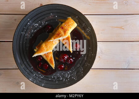 Dünne Pfannkuchen mit Quark und Kirsche Konfitüre Stockfoto