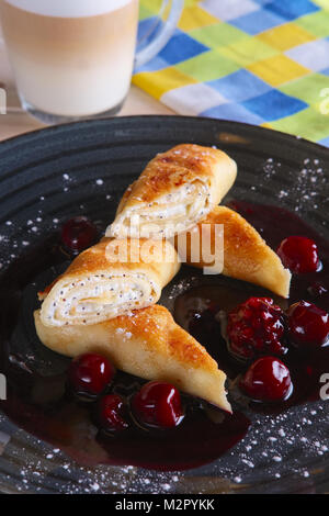 Dünne Pfannkuchen mit Quark und Kirsche Konfitüre Stockfoto