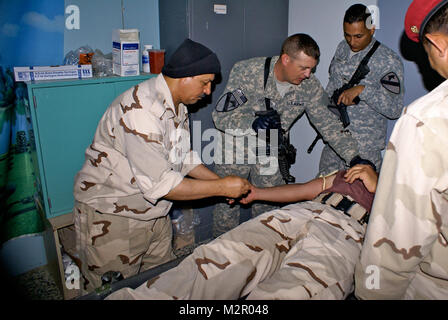 JOINT BASE BALAD, Irak: Soldaten mit 3Rd Battalion, 82nd Field Artillery Regiment, 2. Beraten und Unterstützen Brigade, 1.Kavallerie Division, U.S. Division - Nord, beraten ein irakischer Arzt und Sanitäter während ein medizinisches Verfahren, das in der Nähe von Joint Base Balad, Irak, am 15. Juli. (U.S. Armee mit freundlicher Genehmigung Foto, 3 Mrd.., 82Nd FA Regt. FA, 2/1 CAV AAB, 1.Cav. Div., USD-N) US-Mediziner Zug mit irakischen Armee Gegenstücke durch US-Truppen im Irak (Inaktiv) Stockfoto