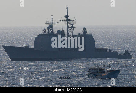 110708-N-SF 704-137 INDISCHER OZEAN (8. Juli 2011) Seeleute aus dem Atom-Flugzeugträger USS George Washington (CVN 73) eine starre geschält Schlauchboot in Richtung auf eine beschädigte Indonesischen Fischereifahrzeug mit gestrandeten Zivilisten gefüllt zu navigieren. George Washington geschickt Segler zur Unterstützung der Zivilbevölkerung und begleiten Sie zu USS Cowpens (CG63). (US Navy Foto von Mass Communication Specialist 2. Klasse William Pittman/freigegeben) US-Seeleute unterstützen Indonesischen Fischereifahrzeug von # FIRMA PACOM Stockfoto