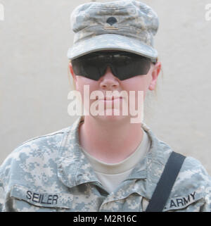 Spezialist Rebecca Seiler. CONTINGENCY OPERATING BASE SPEICHER, Irak - Spezialist Rebecca Seiler, imagery Intelligence Analyst, Firma B, Division Spezielle Truppen Bataillon, 4 Infanterie Division von Cibolo, Texas: "Wir verwenden Schlacht Buddyteams und bewußt bleiben unserer Umgebung zu allen Zeiten, denn wir wollen uns und alle unsere Mannschaft zu Hause." (U.S. Armee Foto von SPC. Andrew Ingram, USD-N PAO) Spezialist Rebecca Seiler. durch US-Truppen im Irak (Inaktiv) Stockfoto