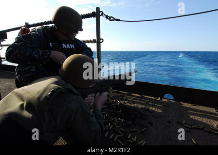 110725-N-AW 206-074 INDISCHER OZEAN (25 Juli 2011) - US Air Force Colonel Chris Stockton Brände ein M240B Maschinengewehr aus dem fantail der Atom-Flugzeugträger USS George Washington (CVN 73) bei seinem Besuch in dem Schiff. USS George Washington ist derzeit die Teilnahme an Übung Talisman Sabre 2011. Talisman Säbel ist eine bilaterale Übung entwickelt, australischen und US-Streitkräfte in die Planung und Durchführung der Kombinierten Task Force, um australischen und US-amerikanischen Bekämpfung Bereitschaft und die Interoperabilität zu verbessern, zu trainieren. (U.S. Marine Foto von Mass Communication Specialist 3. Klasse Jakob D Stockfoto