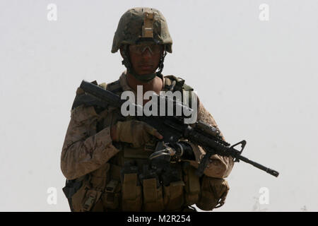 Sgt. Ricardo Ramirez, eine Bekämpfung der Ersatz für den 1st Battalion, 5th Marine Regiment, eingesetzt, um die Marines von 1/5 die Durchführung von Kampfhandlungen im Sangin, Afghanistan unterstützen. Im Februar 2006, Ramirez in Aktion verwundet wurde, während im Irak mit 3 Mrd. dienen., 5 Marines und wurde zwei Jahre später die erste Hand - amputee, wieder in die Marines Corps gewinnen. Sgt. Ricardo Ramirez durch US-Truppen im Irak (Inaktiv) Stockfoto