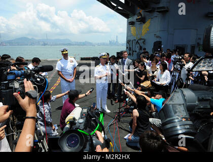 110812-N-SB 672-149 HONG KONG (Aug. 12, 2011) - Hintere Adm. Robert Girrier, Commander, Carrier Strike Group Sieben, und Kapitän Thom Burke, Kommandierender Offizier USS Ronald Reagan halten eine Presse conferense mit chinesischen Medien auf dem Flight Deck des Flugzeugträgers USS Ronald Reagan (CVN 76). Ronald Reagan ist einer der beiden Flugzeugträger, die sich derzeit in der 7. Flotte Verantwortungsbereich. (U.S. Marine Foto von Mass Communication Specialist 2. Klasse Dylan McCord/Freigegeben) Adm. Robert Girrier, Kommandant halten eine Pressekonferenz von # FIRMA PACOM Stockfoto