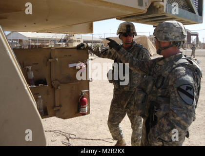 Abschließende Prüfungen. JOINT BASE BALAD, Irak - Oberstleutnant Nate Koch, Kommandant der 3. Battalion, 82nd Field Artillery Regiment, 2. Beraten und Unterstützen Brigade, 1.Kavallerie Division, U.S. Division - Norden, und in Gainesville, Texas, und Kapitän Bryan Hammond, Commander, Batterie A., 3 Mrd.., 82Nd FA Regt. Und eine Zeitschrift, Arche, native, schauen Sie über eine M109A6 Paladin vor Beginn einer Kalibrierung Übung in Joint Base Balad, Irak, 12.08.14. (U.S. Armee Foto vom Kapitän Nachtzyklus Adair, 2. AAB PAO, 1.Cav. Div., USD-N) Abschließende Prüfungen. durch US-Truppen im Irak (Inaktiv) Stockfoto