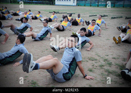 Soldaten des 498Th bekämpfen Sustainment Support Bataillons, 501 Sustainment Brigade, Durchführung körperliches Training mit Südkorea 4 Bataillon, 126 Infanterie Regiment in der Nähe von Daegu, Südkorea August 20, 2011. Us-Armee Foto von Sgt. Danielle Ferrer/501 Sustainment Brigade. 110820-A-QX Sustainment Brigade 270-185 von 501. Stockfoto