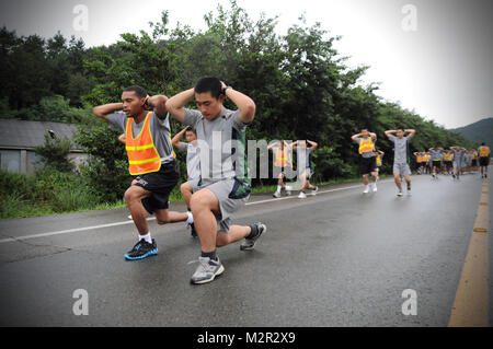 Soldaten des 498Th bekämpfen Sustainment Support Bataillons, 501 Sustainment Brigade, Durchführung stürzt während der körperlichen Training mit Südkorea 4 Bataillon, 126 Infanterie Regiment in der Nähe von Daegu, Südkorea August 20, 2011. Us-Armee Foto von Sgt. Danielle Ferrer/501 Sustainment Brigade. 110820-A-QX Sustainment Brigade 270-090 von 501. Stockfoto