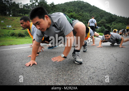 Soldaten des 498Th bekämpfen Sustainment Support Bataillons, 501 Sustainment Brigade, führen Sie 'Bär' kriecht während der körperlichen Training mit Südkorea 4 Bataillon, 126 Infanterie Regiment in der Nähe von Daegu, Südkorea August 20, 2011. Us-Armee Foto von Sgt. Danielle Ferrer/501 Sustainment Brigade. 110820-A-QX Sustainment Brigade 270-080 von 501. Stockfoto