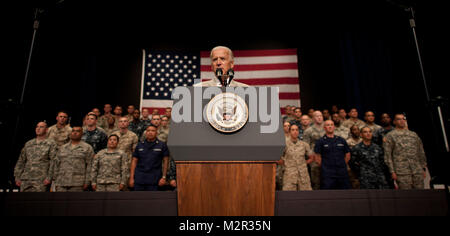 YOKOTA AIR BASE, Japan - Vizepräsident Joe Biden spricht mit militärischem Personal an der Taiyo Community Center, Yokota Air Base, Japan, August 24, 2011. Vizepräsident Biden traf mit führenden Persönlichkeiten während seiner 9-Tage Tour durch Asien eine vollständige Palette von bilaterale, regionale und internationale Fragen zu erörtern. (U.S. Air Force Foto/Staff Sgt. Samuel Morse) Vizepräsident Joe Biden besuche Yokota durch # FIRMA PACOM Stockfoto