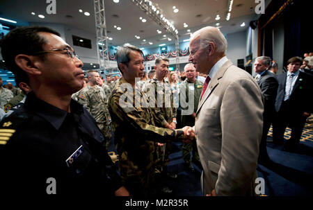 YOKOTA AIR BASE, Japan - Vizepräsident Joe Biden schüttelt Hände mit Japan Verteidigung-kraft Mitglieder August 24, 2011, an der Taiyo Community Center, Yokota Air Base, Japan. Im Rahmen eines 9-Tage Tour durch Asien, der Vizepräsident besucht Japan Engagement für die unerschütterliche Unterstützung der USA nach der Tohoku Erdbeben Anfang dieses Jahres zum Ausdruck bringen. (U.S. Air Force Foto/Staff Sgt. Samuel Morse) Vizepräsident Joe Biden mit Japan Verteidigung-kraft Mitglieder durch # FIRMA PACOM Stockfoto