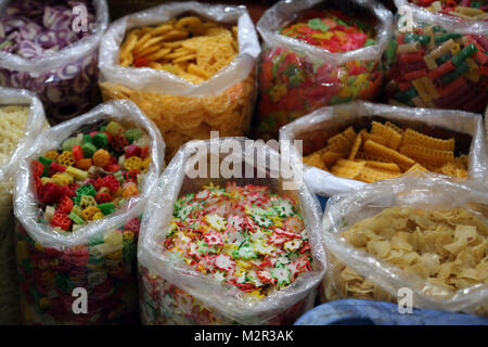 Central Market Nuwara Eliya Hill Country zentrale Provinz Sri Lanka Säcke von bunten Essen Stockfoto