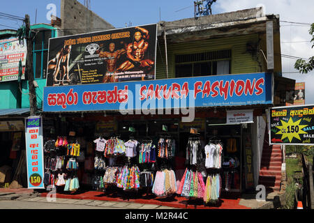 Kandy Road Pilimathalawa Kandy Distrikt Sri Lanka Kleidung Shop und Fitnessraum Stockfoto