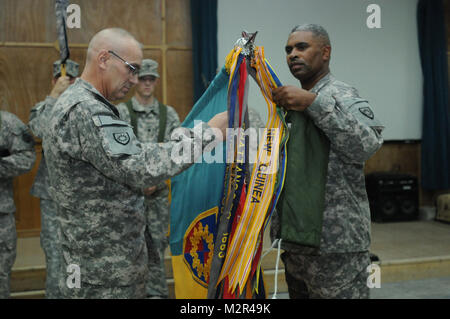 Bagdad - Oberst Scott A. Cambell, die 149 Manöver Verbesserung Brigade Commander, Links, und Command Sgt. Maj Thomas L. Johnson, der 149 MEB Command Sergeant Major, rechts, uncase ihre Farben während der Übertragung der Autorität Zeremonie der 116 Kavallerie Brigade Combat Team Zum 149. MEB im Camp Victory, Irak, 31. August 2011. Die uncasing der Farben der 149 MEB bedeutete den Beginn ihrer Mission zur Unterstützung der Operation New Dawn. (U.S. Armee Foto von SPC. Breeanna J. Dubuke) 116 CBCT-schließen Mission im Irak durch US-Truppen im Irak (Inaktiv) Stockfoto