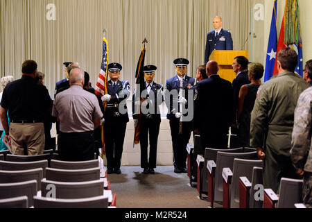 Mitglieder der Texas Air National Guard Color Guard Post die Farben auf dem Assistent Texas Adjutant General Ändern des Befehls. Oberst Kenneth W. Wisian übernahm das Kommando der Texas Air National Guard aus ausgehenden, und jetzt Texas Adjutant General, Generalmajor John F. Nichols. Bei einem Festakt im Camp Mabry in Austin, TX, Sept. 9, 2011. (U.S. Armee Foto: Staff Sgt. Malcolm McClendon). 110909-A-FG 822-00 von Texas militärische Abteilung Stockfoto