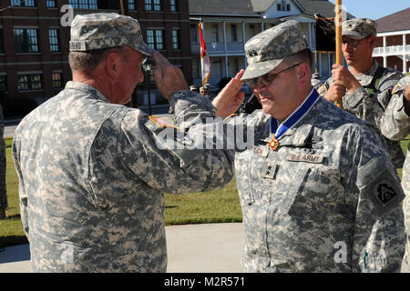 NEW ORLEANS - Armee Generalmajor John S. Basilika, jr., von Baton Rouge, rendert eine übliche Gruß zum Generalmajor Bennett C. Landreneau, Adjutant General der Louisiana National Guard, nach Erhalt der Louisiana Distinguished Service Medal für seine 33 Jahre Dienst bei der Armee und die Schutzvorrichtung an Sept. 9, 2011, in der Zeremonie am Jackson Kaserne statt. Generalmajor Basilika letzte Zuweisung vor oben Ruhestand mit Reserve und der National Guard, war der Kommandant der Operational Command Post #1 bei US-Armee Nord (5 US Army), Fort Sam Houston, San Antonio, Texas. (U.S. Air Force Foto von Master Stockfoto