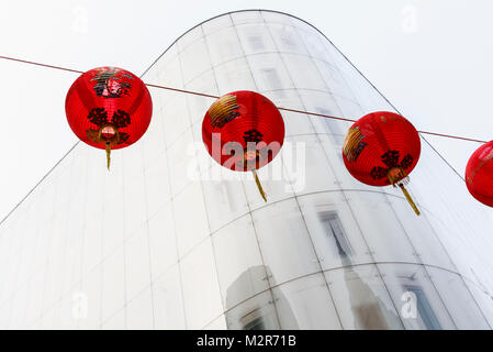 Chinesische Rote lampions Dekorieren eine Straße in London Stockfoto