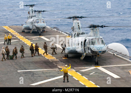 111002-N-KM 175-161 philippinischen Meer (Okt. 2010) 2, 2011) Marines zur 31 Marine Expeditionary Unit (31 MEU) Board CH-46E Sea Knight Hubschrauber der Marine Medium Helicopter Squadron (HMM) 265 zugeordneten Übungen durchzuführen. Essex ist Teil der Essex Amphibious Ready Gruppe und ist in der westlichen pazifischen Region. (U.S. Marine Foto von Mass Communication Specialist 1. Klasse Terry Matlock/Freigegeben) 111002-N-KM 175-161 von # FIRMA PACOM Stockfoto
