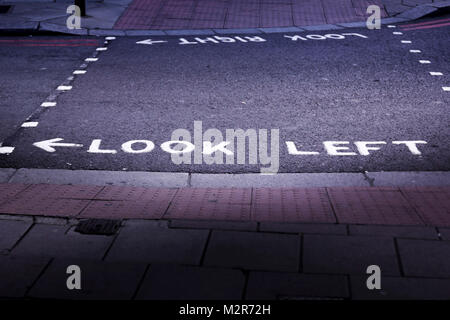 Typische Inschrift auf Straßen von London, Links Stockfoto