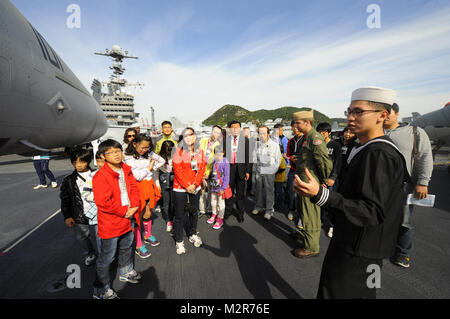 111002-N-IN 180-004 SOUTH CHINA SEA (Okt. 2010) 2, 2011) - George Washington, der Marine nur dauerhaft Vorwärts - bereitgestellt Flugzeugträger ist derzeit die Sicherheit und Stabilität im westlichen Pazifischen Ozean (USA zu gewährleisten Marine Foto von Mass Communication Specialist 2. Klasse Juan Pinalez/freigegeben) 111002-N-IN 180-004 von # FIRMA PACOM Stockfoto