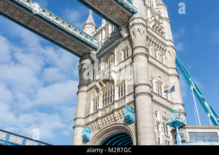 Die Tower Bridge, ein architektonisches Schmuckstück mitten in London, England, Großbritannien. Stockfoto