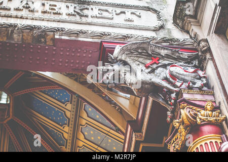 Ein Drache am Eingang zum Leadenhall Market - eine Passage im Herzen von London, London, England, Großbritannien Stockfoto