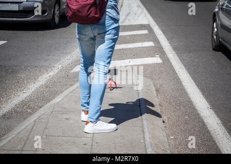 Ein junger Mann nimmt einen selfie mit Stativ auf Via Grande, Madrid, Detail, Straße, Stockfoto