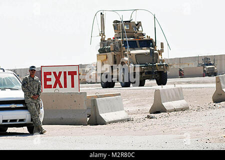 Spc. John Rubio, der Soldat mit dem vierten Sustainment Brigade, 310Th Expeditionary Sustainment Command und ein New York, N.Y., Eingeborener, leitet der erste Konvoi der Fahrzeuge von 1 Battalion, 8th Cavalry Regiment, 2. Brigade, 1.Kavallerie Division, wie es auf Contingency Operating Base Addierer, Irak, Okt. 7 ankommt. Die Einheit, die das erste selbst Umschichtung Einheit, Irak zu verlassen, durch COB Addierer, damit Soldaten zum Ausruhen und Auftanken, bevor auf die Rubrik nach Kuwait. Addierer begrüßt erneute Konvoi durch US-Truppen im Irak (Inaktiv) Stockfoto