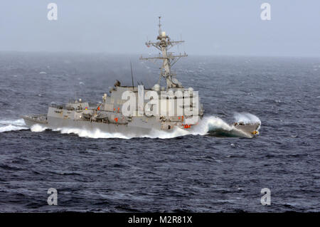 111008-N-JO 245-101 SOUTH CHINA SEA (Okt. 2010) 8, 2011) Die geführte Anti-raketen-Zerstörer USS Wayne E.Meyer (DDG108) ist unterwegs in das Südchinesische Meer als Teil der George Washington Carrier Strike Group. (U.S. Marine Foto von Mass Communication Specialist Seaman Justin E. Yarborough/Freigegeben) 111008-N-JO 245-101 von # FIRMA PACOM Stockfoto