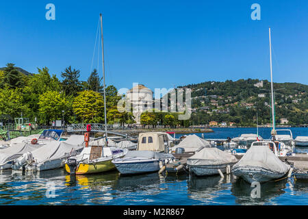 Yachthafen, Volta Tempel im Hintergrund, Tempio Voltiano, Como am Comer see, Provinz Como, Lombardei, Italien, Europa Stockfoto