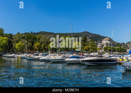 Yachthafen, Volta Tempel im Hintergrund, Tempio Voltiano, Como am Comer see, Provinz Como, Lombardei, Italien, Europa Stockfoto