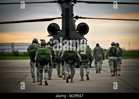 111016-A -8866 C-044 - - Soldaten mit Firma B, 2.Bataillon, 19 Special Forces Group (Airborne) bereiten Sie eine CH-47 Chinook Hubschrauber für einen militärischen Freifall springe auf H.R. Mühlen Drop Zone 16. Okt. 2011 zu laden, bei Rickenbacker Air National Guard Base in Columbus, Ohio. Die Drop Zone wurde später am Tag zu Chief Warrant Officer 3 (Maj) H. Roger Mills, der ehemalige Kommandant der Firma B, 2-19 Th, die von Verletzungen bei einer statischen Line betrieb Okt. 24, 2010 erlitt enthalten. (Ohio National Guard Foto: Staff Sgt. Randall S. Carey) Widmung durch Ohio National Guard Stockfoto